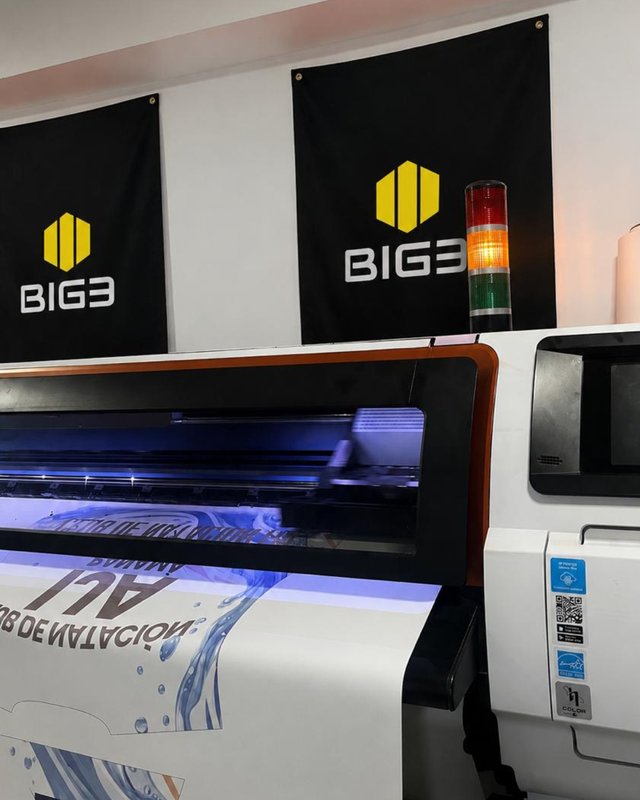 Impresora de sublimado en producción, taller BIG3 SPORT